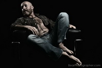 Cadeira Le Corbusier LC-01 - imagens de muscle bear - fotografia masculina forte